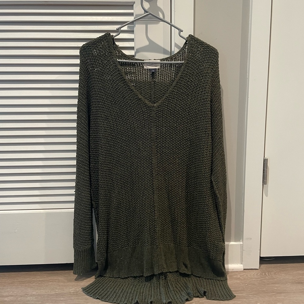 Universal Thread (Target) Oversized Knit High-Low V-Neck Sweater, Olive, size M